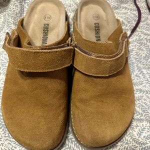 Cushionaire Women's Tan Suede Loafers